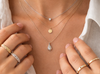 Cómo combinar varias joyas sin recargar el look: guía práctica para lograr equilibrio