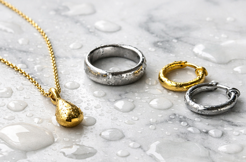 ¿Se pueden mojar las joyas? Mitos y verdades según el material