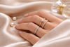 Cómo combinar joyas con diferentes tejidos: la guía que cambia tu look