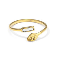 Anillo dorado con hoja y detalle con nácar