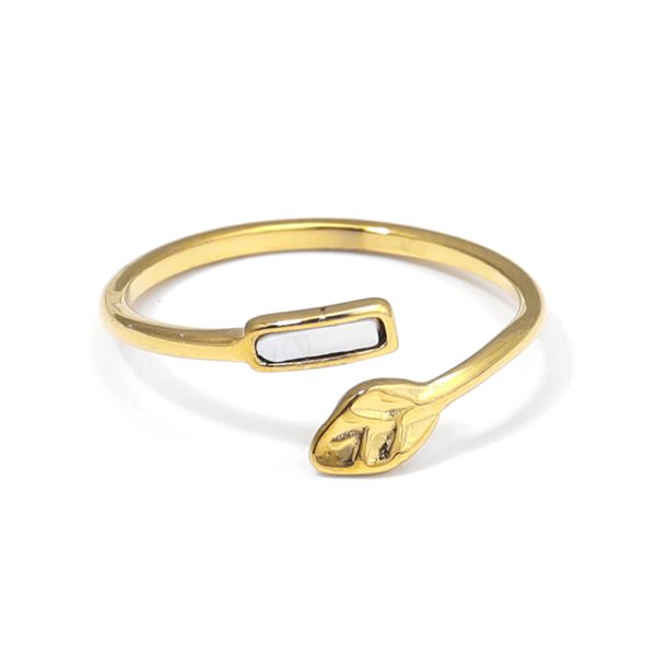 Anillo dorado con hoja y detalle con nácar