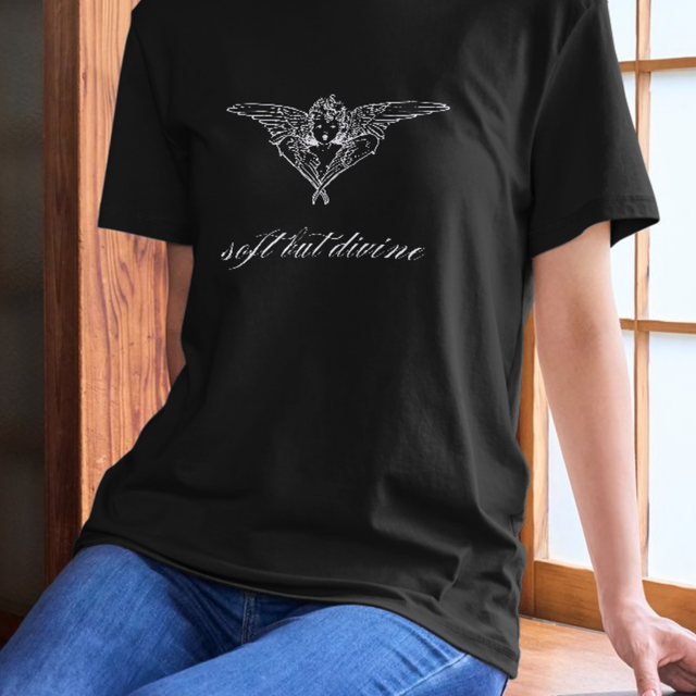 Camiseta "Soft but Divine"