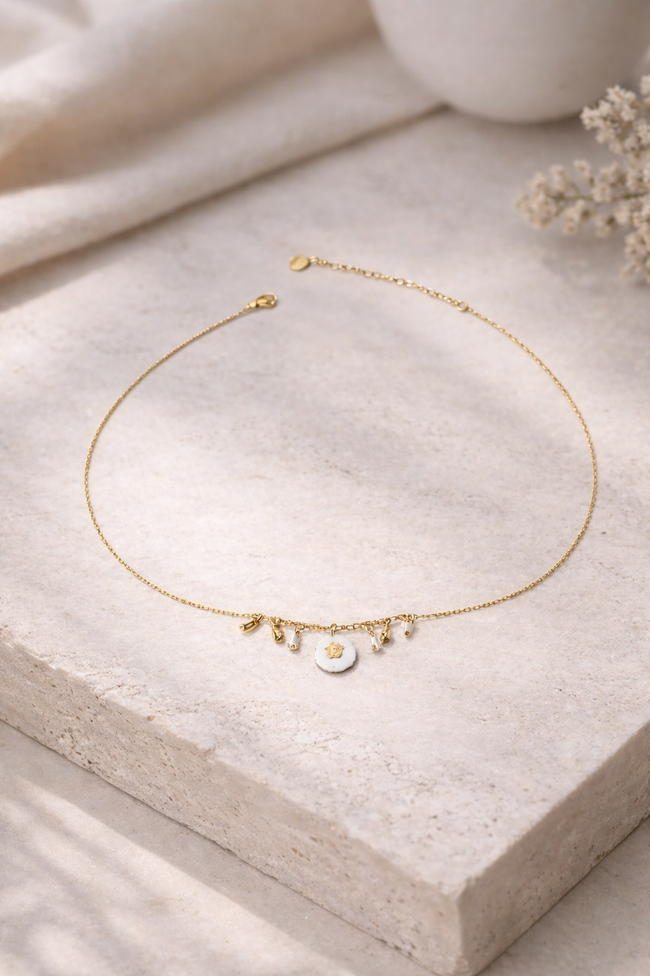 Colgante dorado círculos blancas