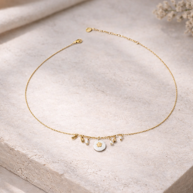 Colgante dorado círculos blancas