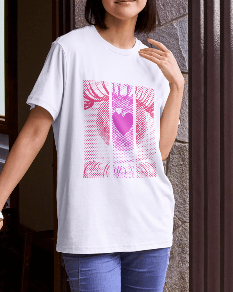 Camiseta ojo con corazón rosa