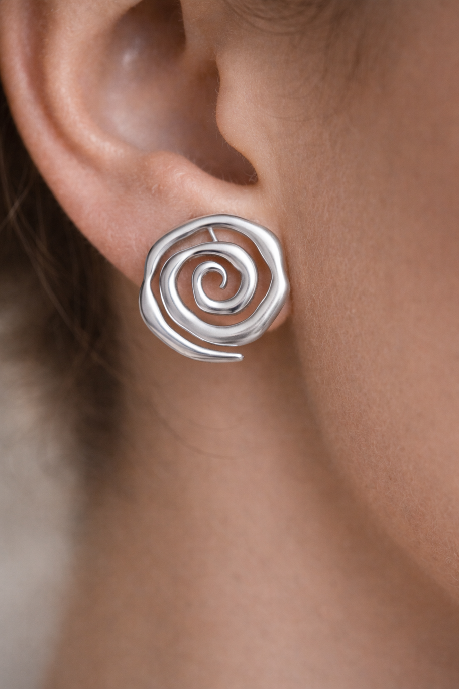 Pendientes plateados en espiral irregular