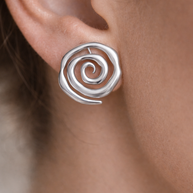 Pendientes plateados en espiral irregular