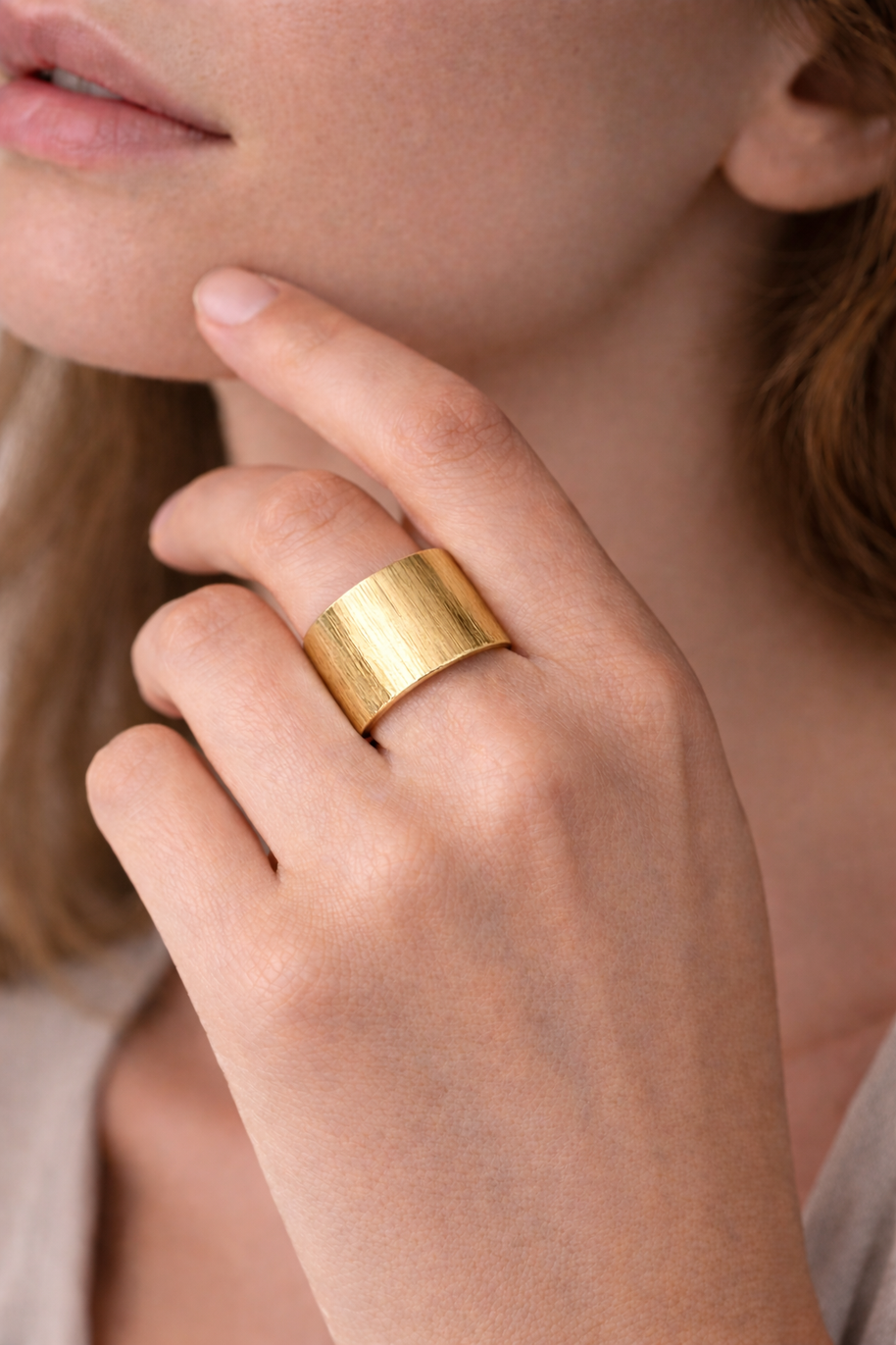 Anillo dorado abierto ancho minimalista