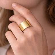 Anillo dorado abierto ancho minimalista