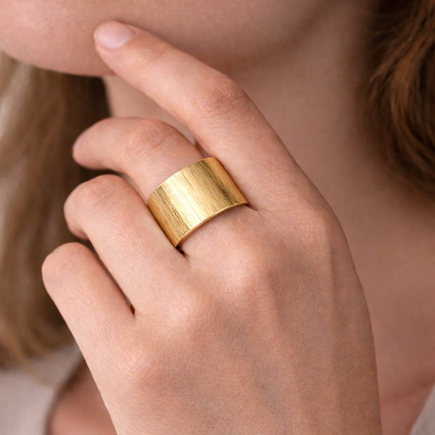 Anillo dorado abierto ancho minimalista