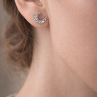 Pendientes plateados de luna con circonitas