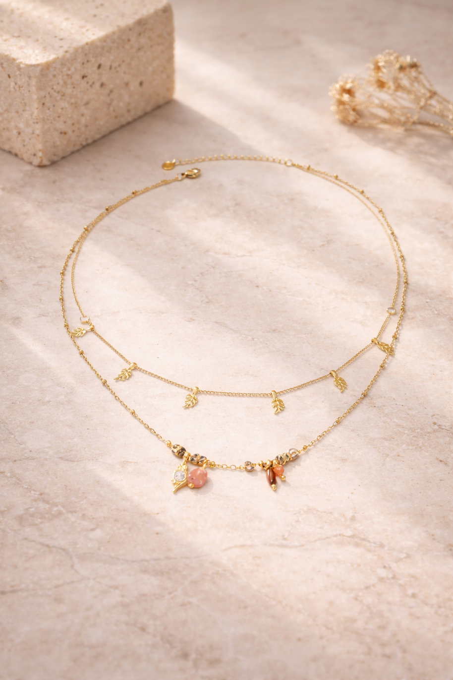 Collar dorado doble con hojas y piedras corales