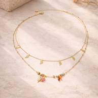 Collar dorado doble con hojas y piedras corales