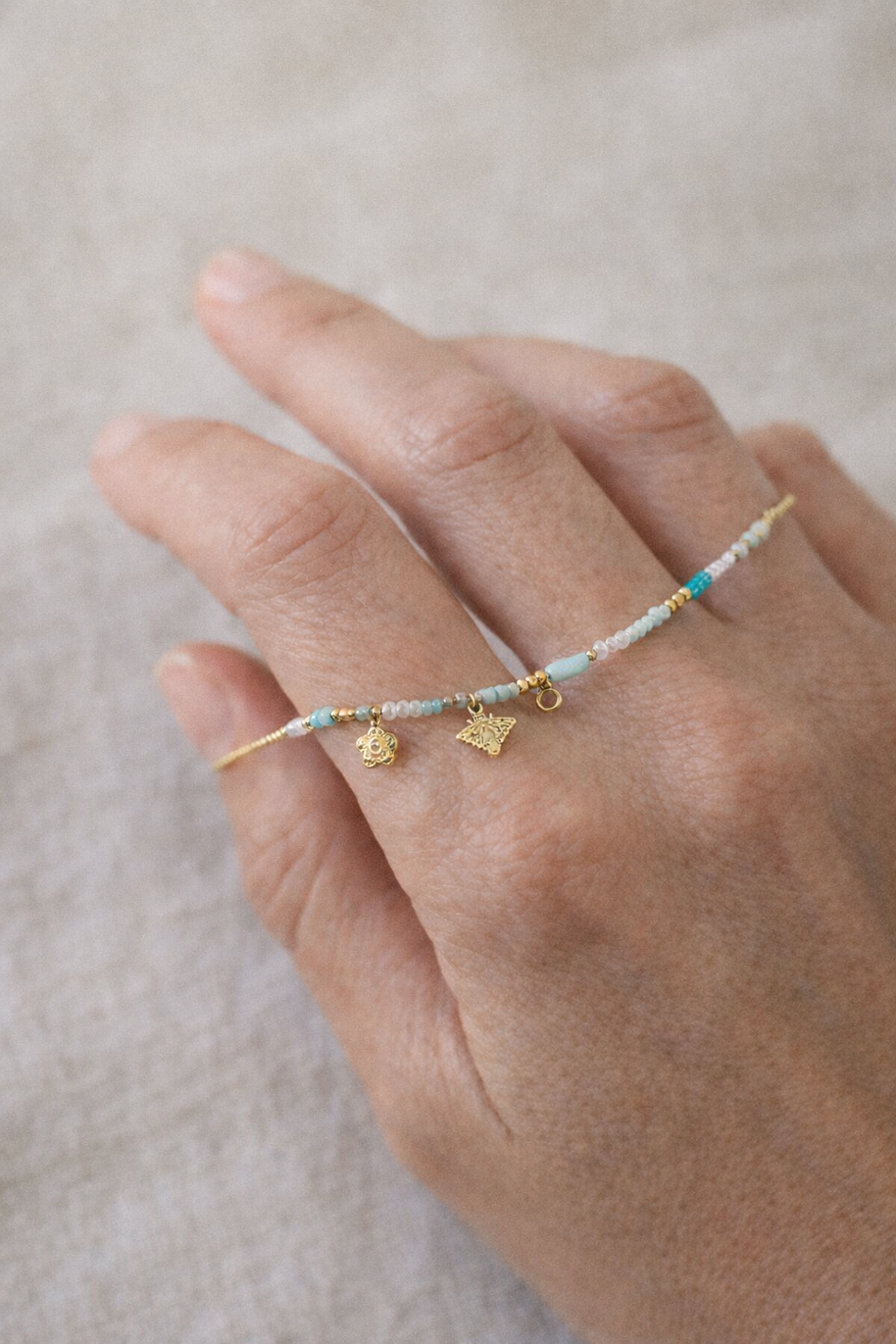 Colgante dorado piedras azules y abeja