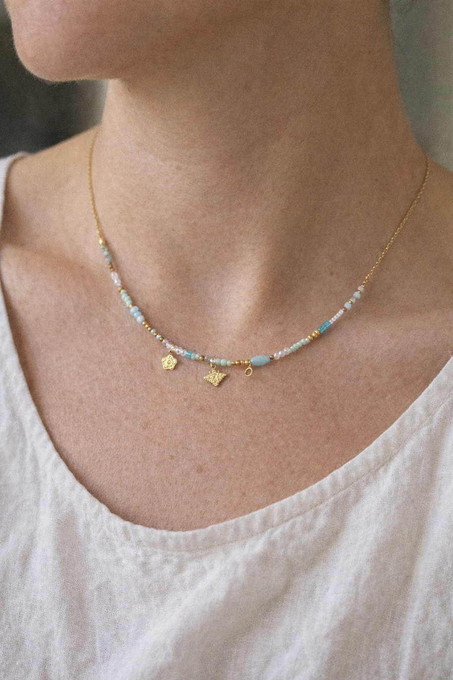 Colgante dorado piedras azules y abeja