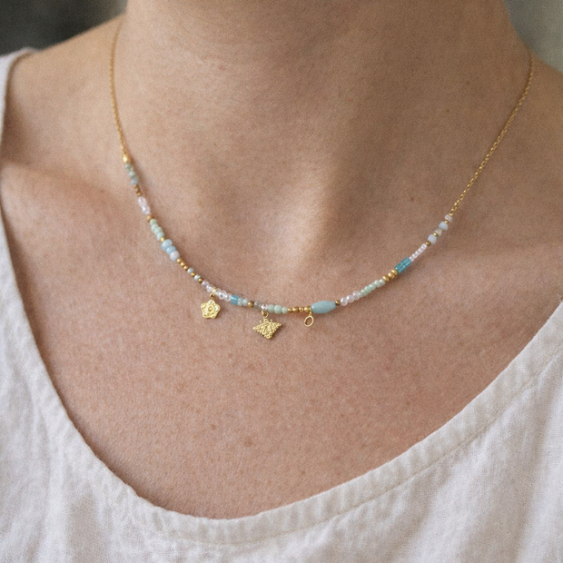 Colgante dorado piedras azules y abeja