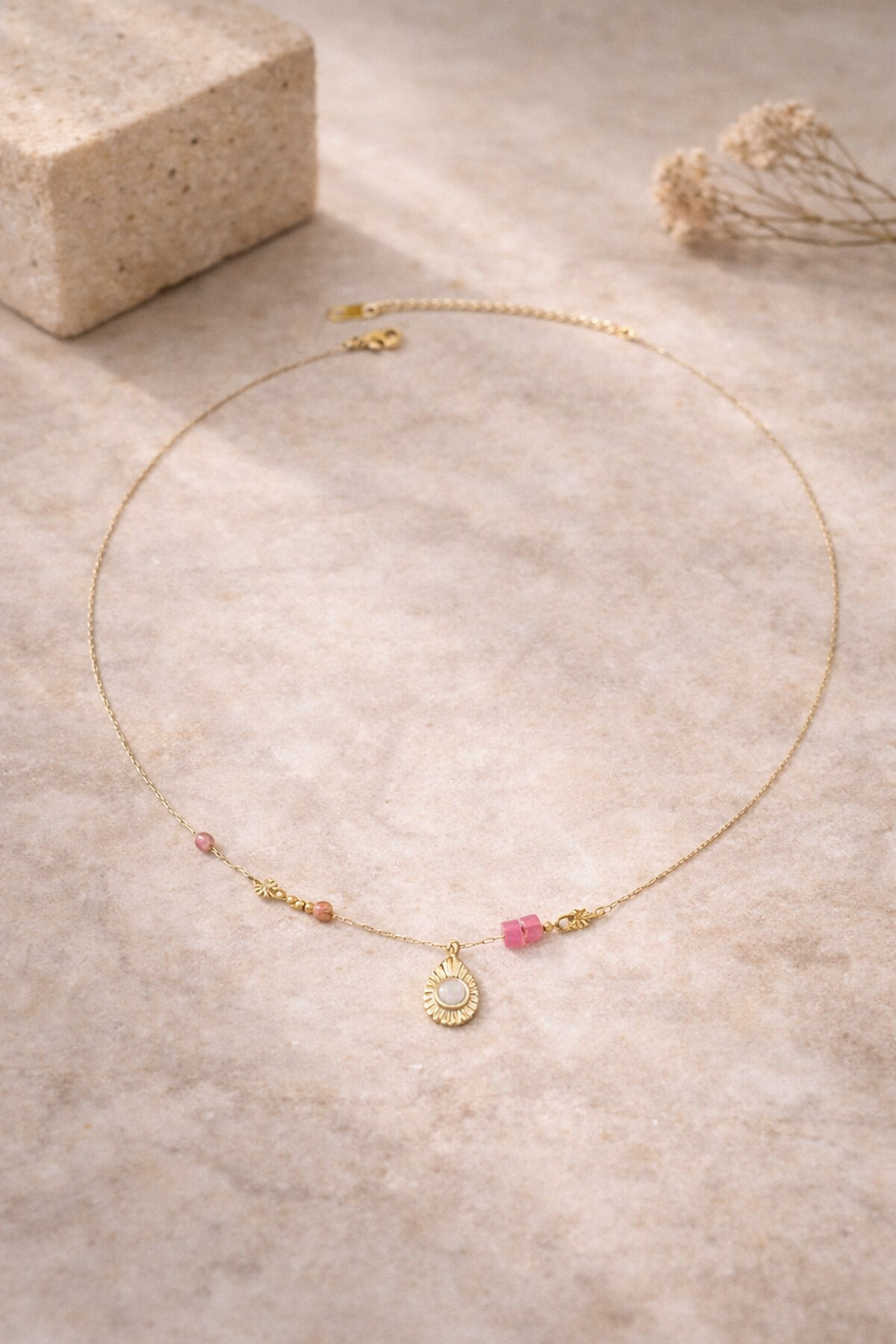 Colgante dorado piedras rosas y detalle de lagrima