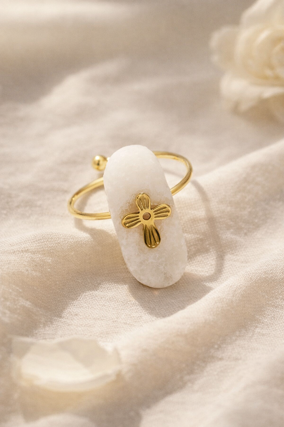Anillo abierto dorado con detalle cruz y piedra rectangular redondeada