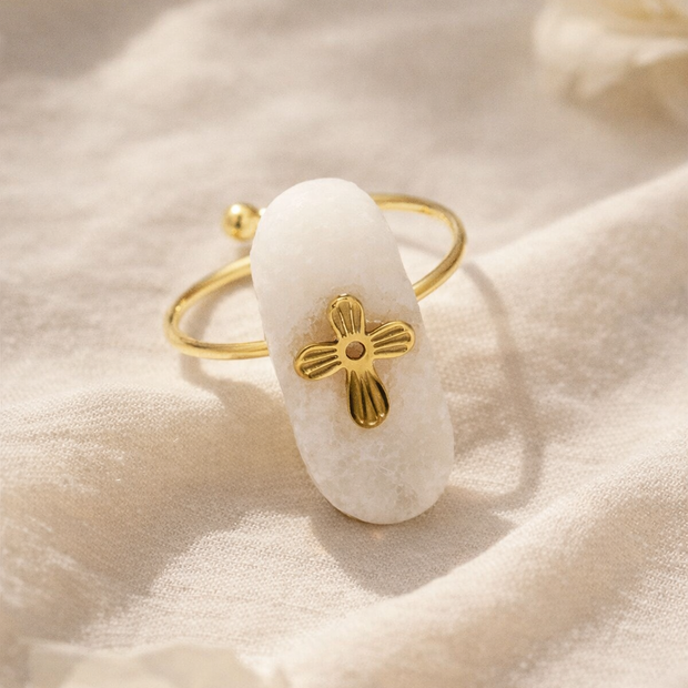 Anillo abierto dorado con detalle cruz y piedra rectangular redondeada