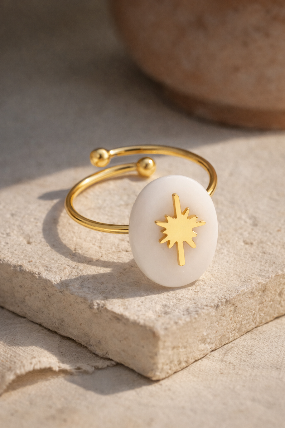 Anillo abierto dorado con detalle estrella y piedra ovalada