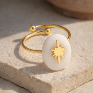 Anillo abierto dorado con detalle estrella y piedra ovalada