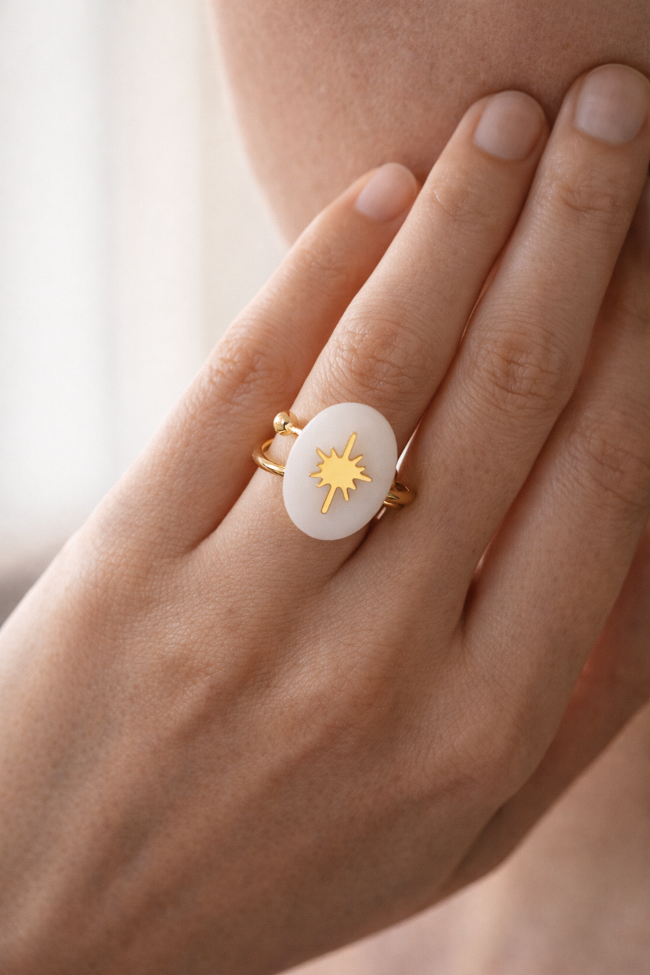 Anillo abierto dorado con detalle estrella y piedra ovalada