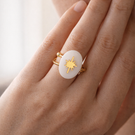 Anillo abierto dorado con detalle estrella y piedra ovalada
