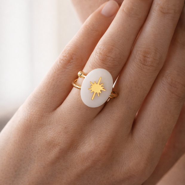 Anillo abierto dorado con detalle estrella y piedra ovalada