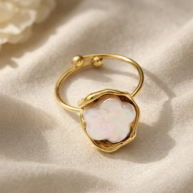 Anillo dorado abierto con perla natural
