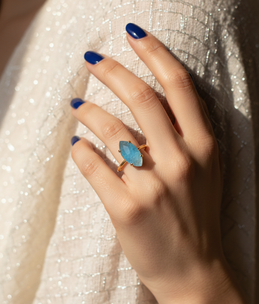 Detalle de la piedra turquesa y acabado dorado del anillo Namare
