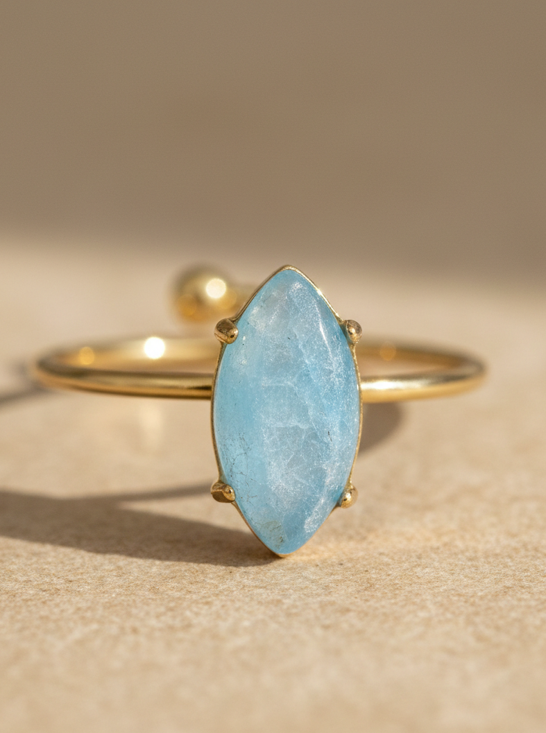 Anillo abierto dorado con turquesa mostrando su diseño elegante y minimalista