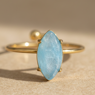 Anillo abierto dorado con turquesa mostrando su diseño elegante y minimalista