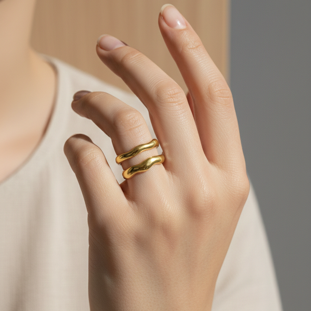 Anillo dorado abierto doble ondulado