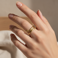 Anillo dorado con diseño de serpiente