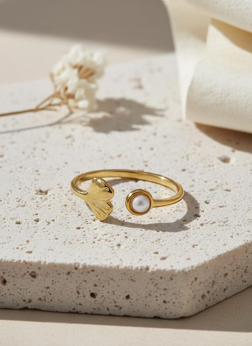 Anillo dorado con hoja de ginko y piedra