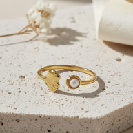 Anillo dorado con hoja de ginko y piedra