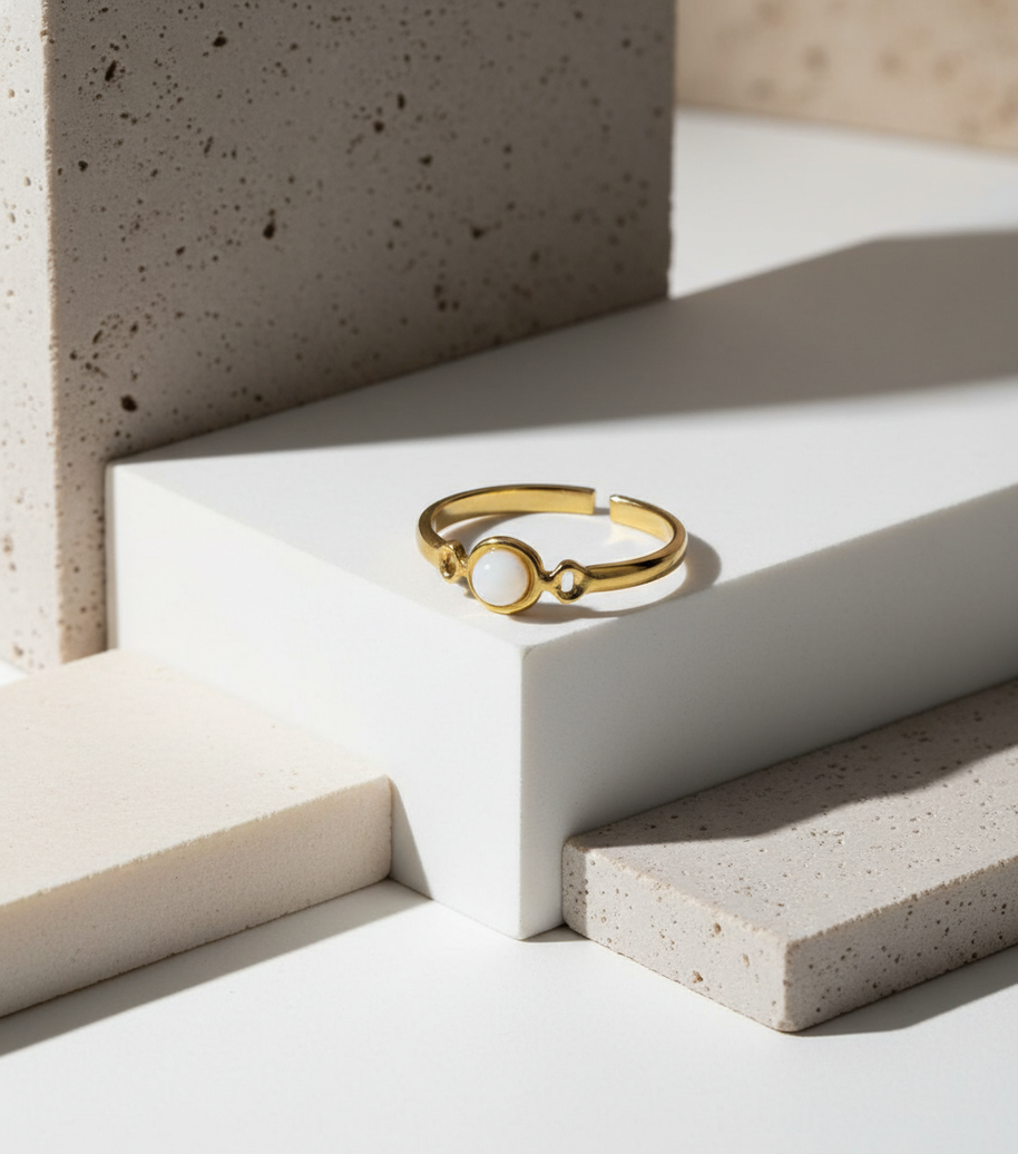 Anillo dorado con piedra ágata blanca