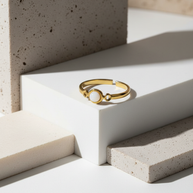 Anillo dorado con piedra ágata blanca