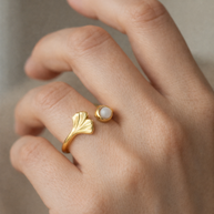Anillo dorado con hoja de ginko y piedra