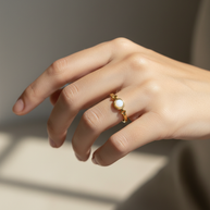 Anillo dorado con piedra ágata blanca