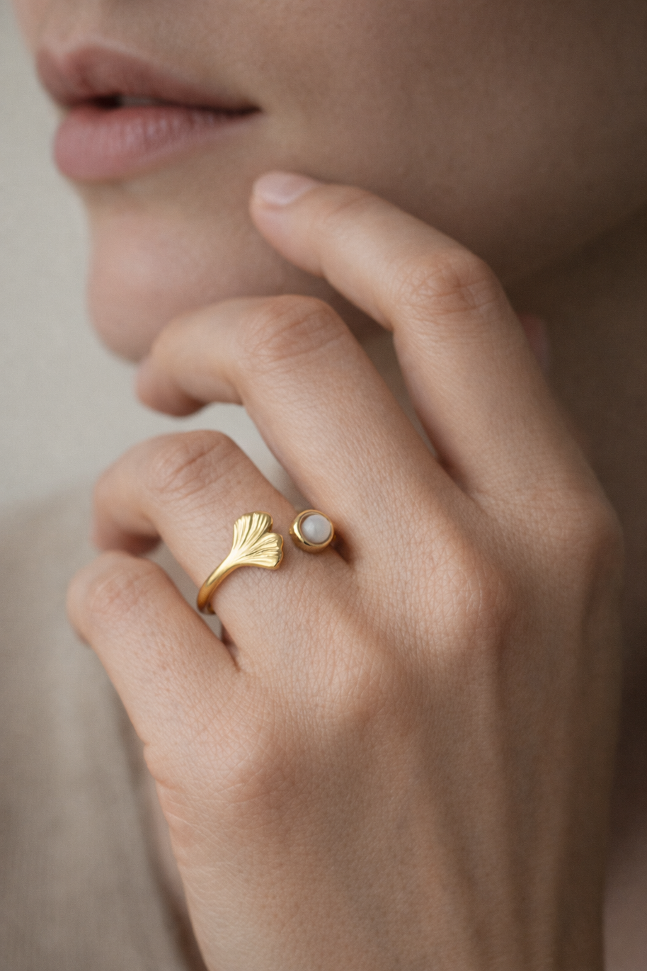 Anillo dorado con hoja de ginko y piedra