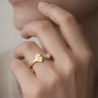 Anillo dorado con hoja de ginko y piedra