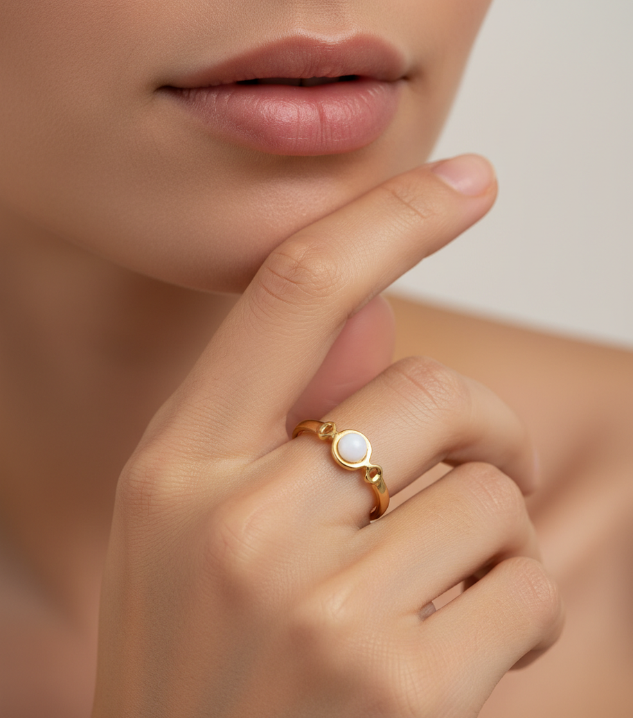 Anillo dorado con piedra ágata blanca