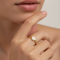 Anillo dorado con piedra ágata blanca