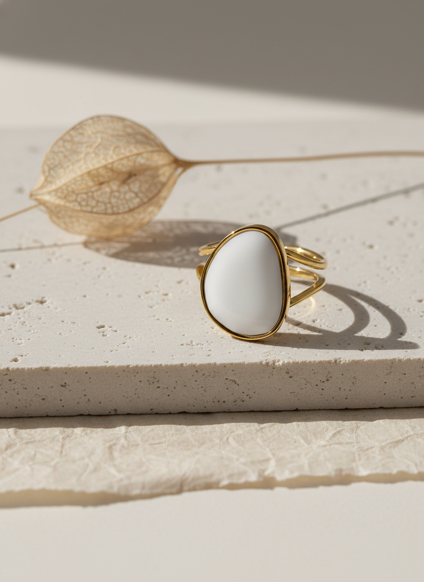 Anillo dorado con piedra blanca en forma orgánica