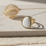 Anillo dorado con piedra blanca en forma orgánica