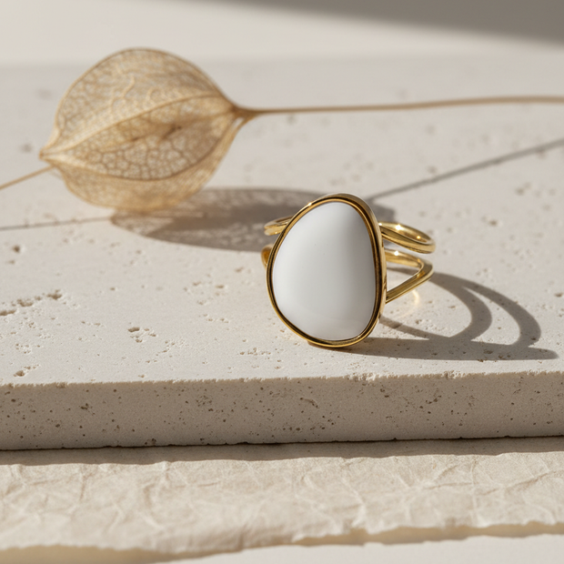 Anillo dorado con piedra blanca en forma orgánica