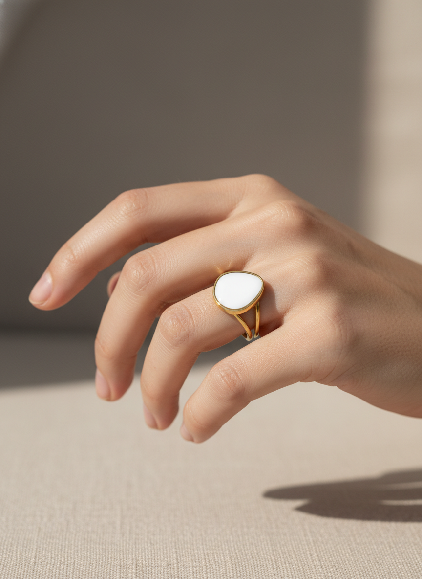 Anillo dorado con piedra blanca en forma orgánica