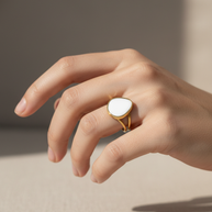 Anillo dorado con piedra blanca en forma orgánica