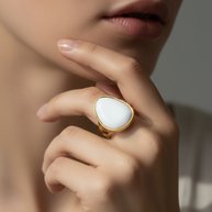 Anillo dorado con piedra blanca en forma orgánica